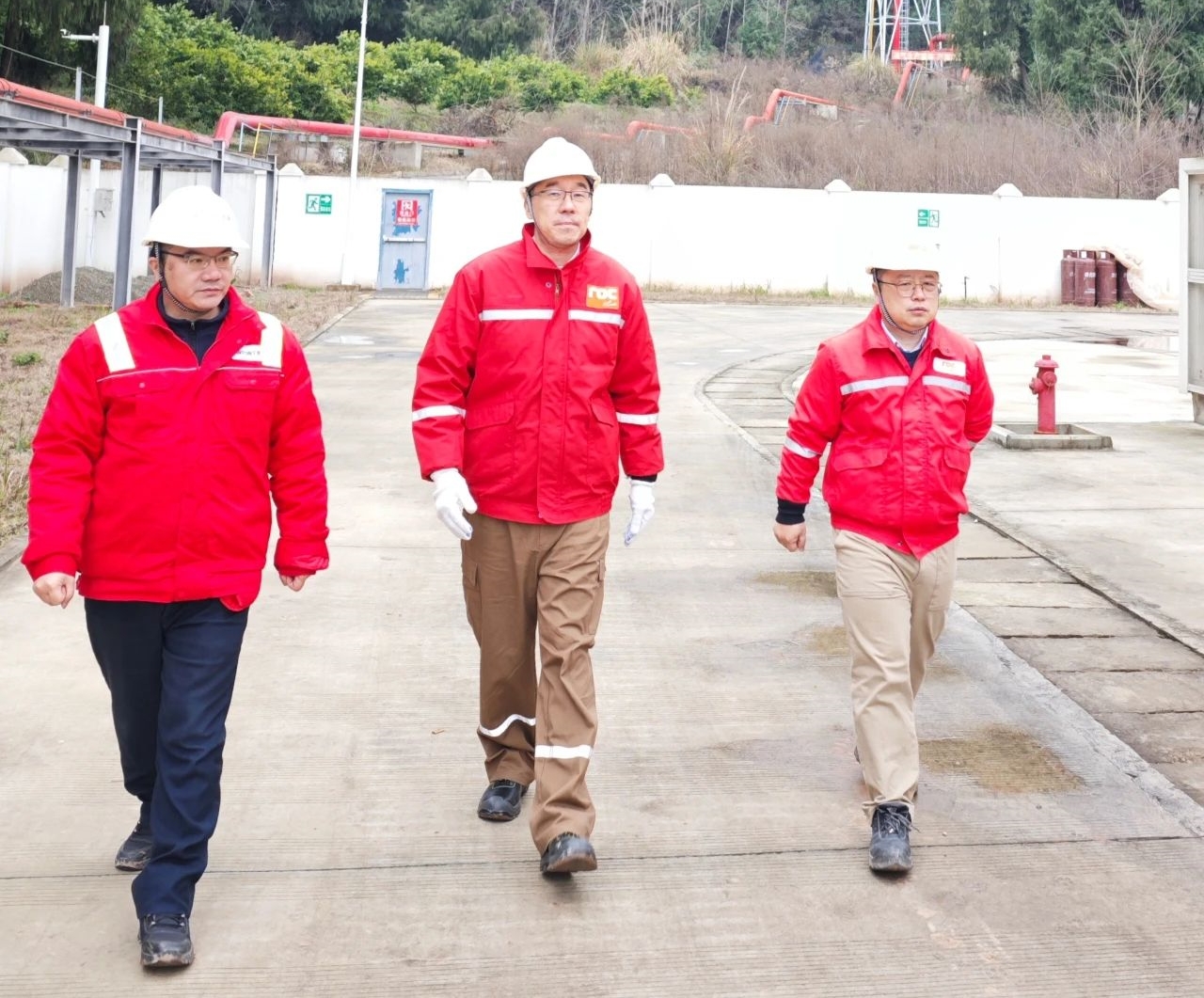 云顶集团总裁滕磊赴洛克石油八角场慰问调研