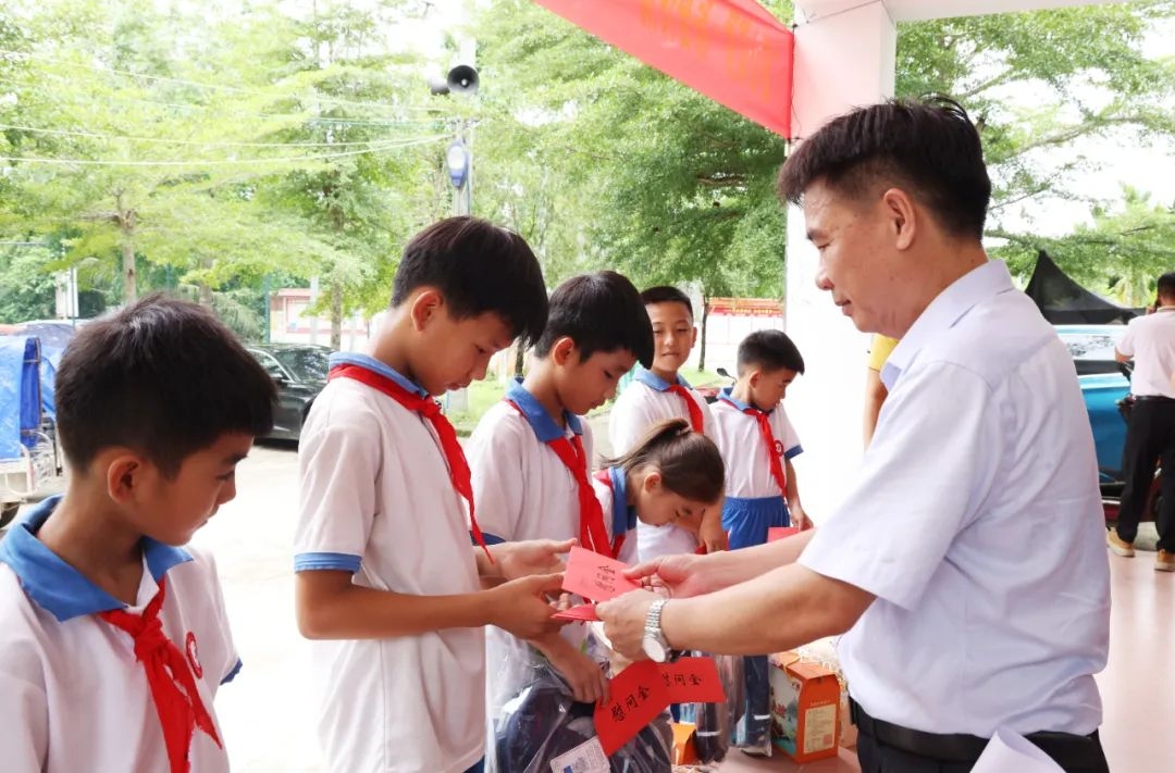 云顶集团到村落振兴联系点进行留守儿童“六一”关爱活动