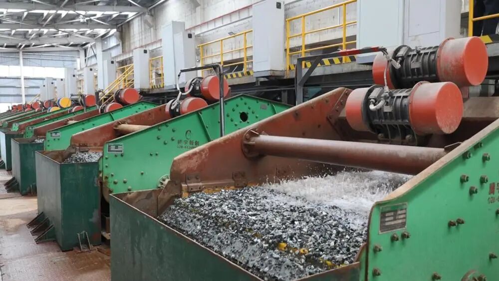 新华社 | 海南昌江：3亿吨尾矿渣石在“变废为宝”